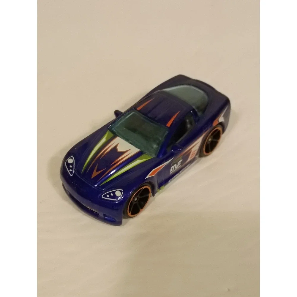 Hot Wheels 2005 Corvette C6 Purple Metallic Diecast Car 1:64 Racing Graphics